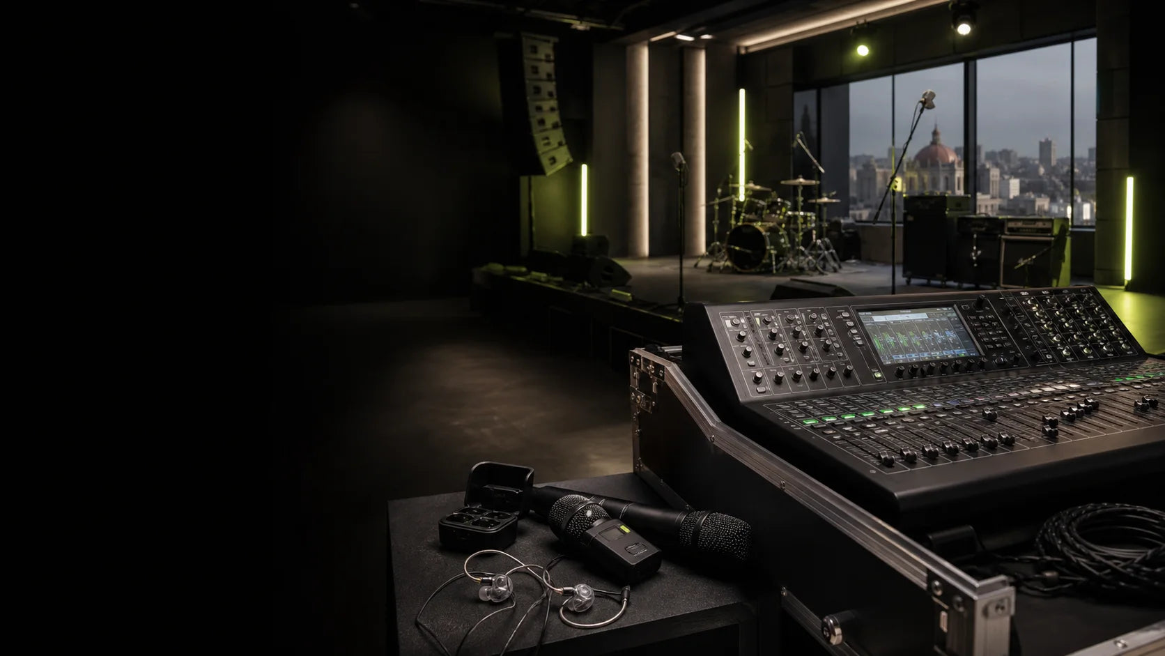 Equipo de audio profesional preparado para un escenario