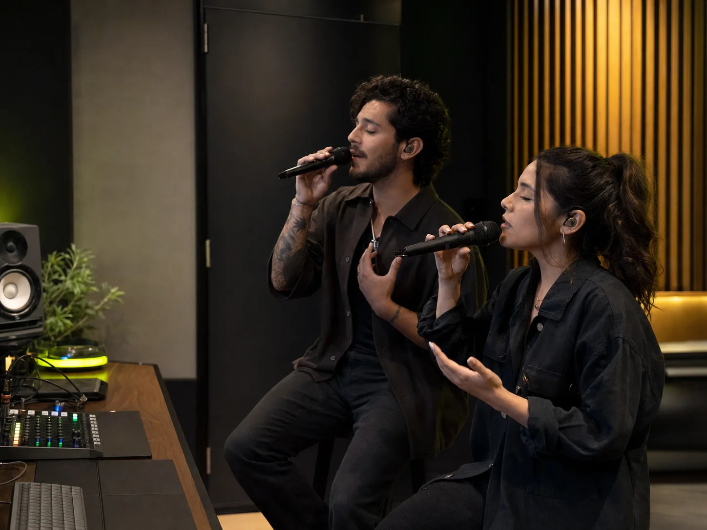 Músicos grabando con micrófonos y monitoreo profesional